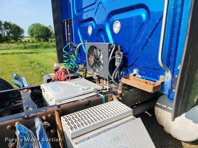 image for item LE9124 2013 Freightliner Cascadia  semi truck