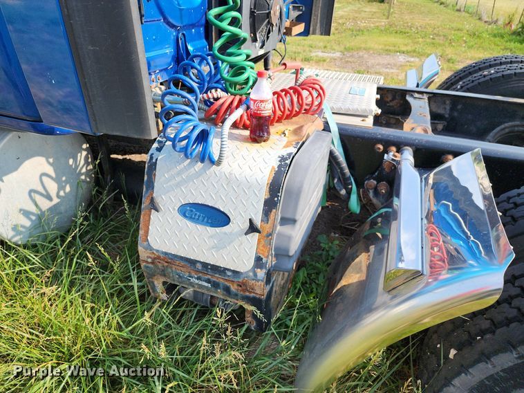 image for item LE9124 2013 Freightliner Cascadia  semi truck