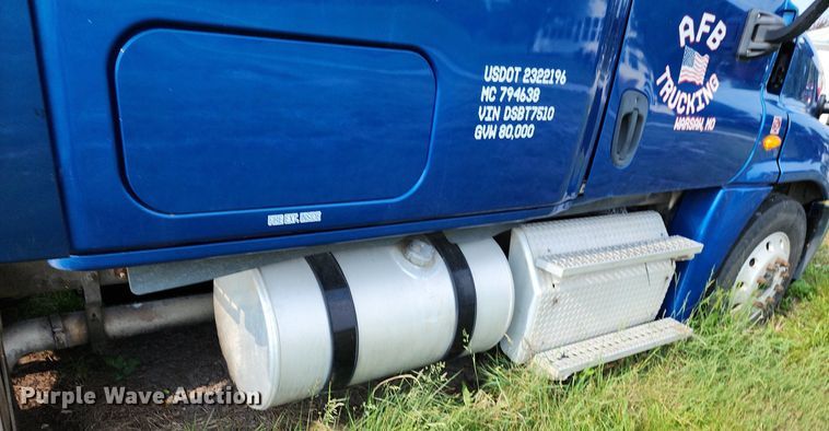 image for item LE9124 2013 Freightliner Cascadia  semi truck