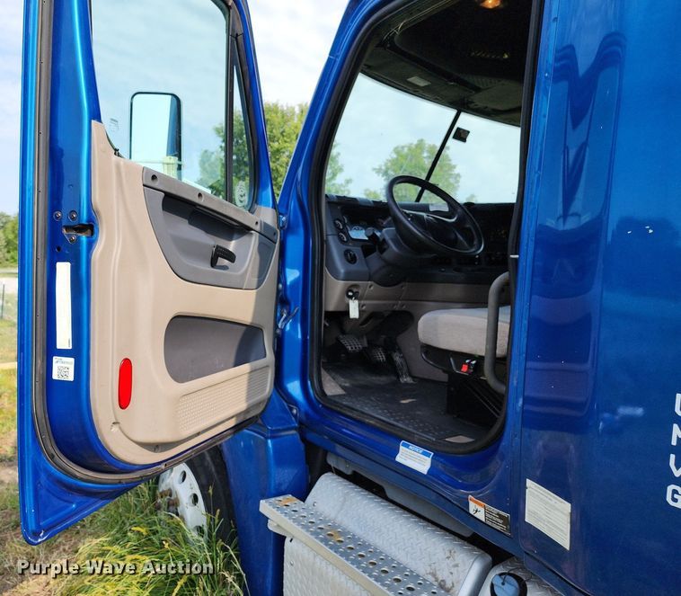 image for item LE9124 2013 Freightliner Cascadia  semi truck