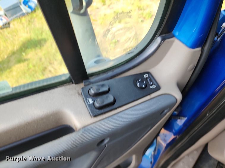 image for item LE9124 2013 Freightliner Cascadia  semi truck