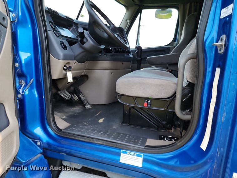 image for item LE9124 2013 Freightliner Cascadia  semi truck