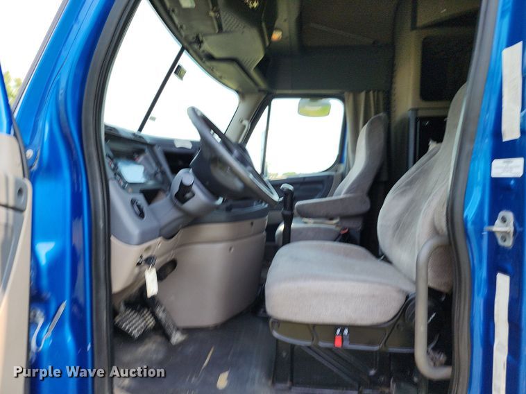 image for item LE9124 2013 Freightliner Cascadia  semi truck