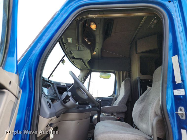 image for item LE9124 2013 Freightliner Cascadia  semi truck