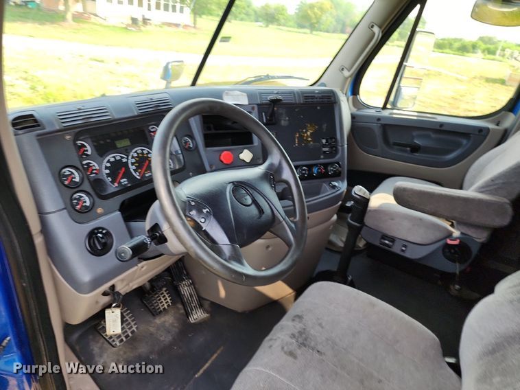 image for item LE9124 2013 Freightliner Cascadia  semi truck