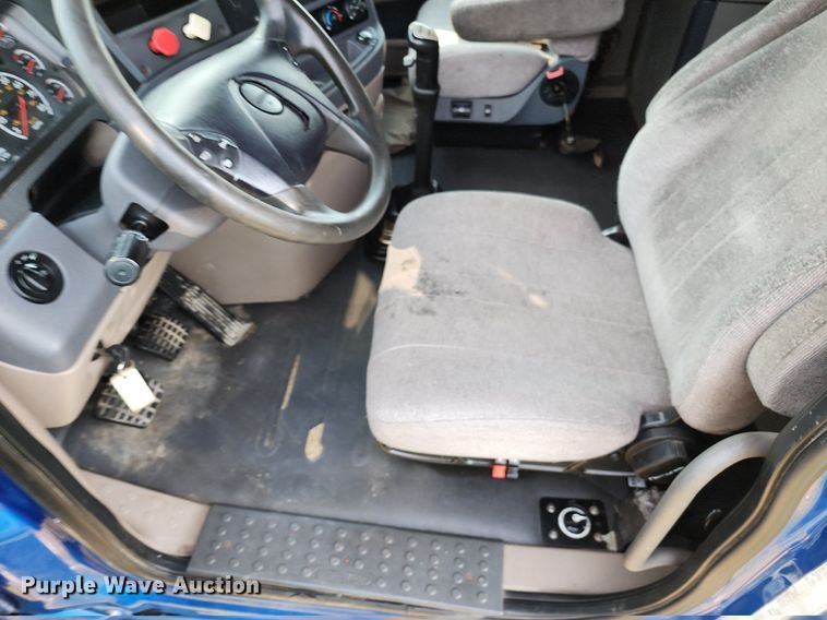 image for item LE9124 2013 Freightliner Cascadia  semi truck