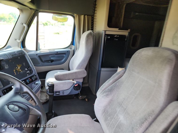 image for item LE9124 2013 Freightliner Cascadia  semi truck