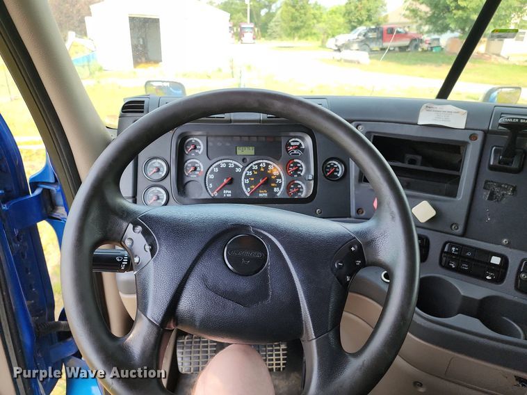 image for item LE9124 2013 Freightliner Cascadia  semi truck