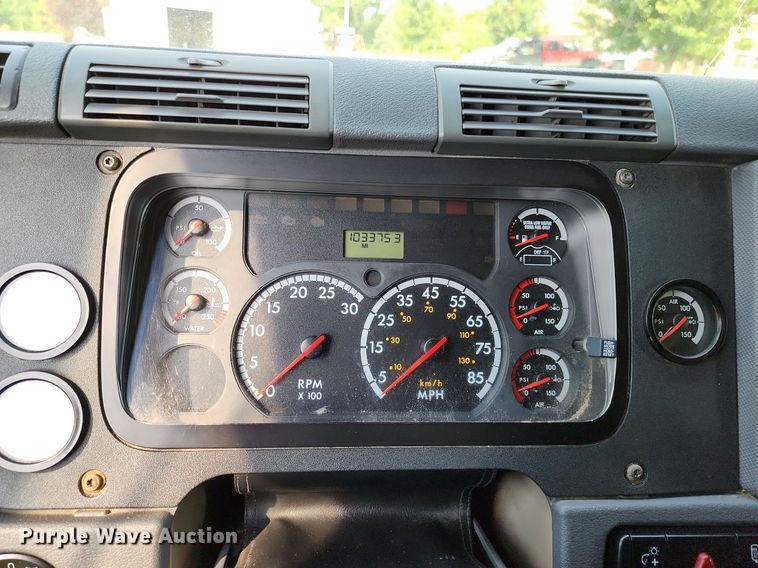 image for item LE9124 2013 Freightliner Cascadia  semi truck