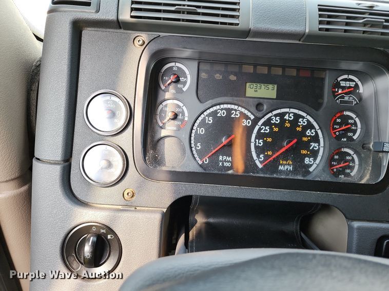 image for item LE9124 2013 Freightliner Cascadia  semi truck