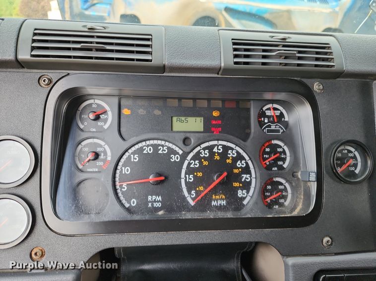 image for item LE9124 2013 Freightliner Cascadia  semi truck