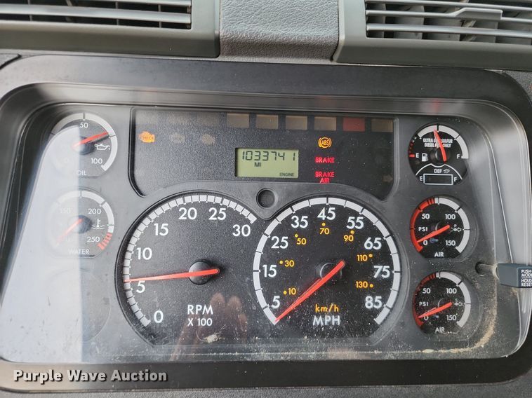 image for item LE9124 2013 Freightliner Cascadia  semi truck