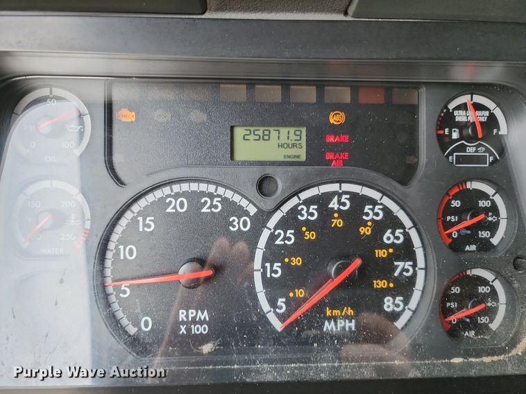 image for item LE9124 2013 Freightliner Cascadia  semi truck