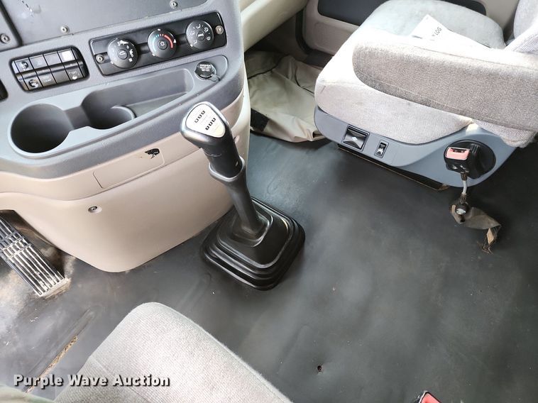 image for item LE9124 2013 Freightliner Cascadia  semi truck