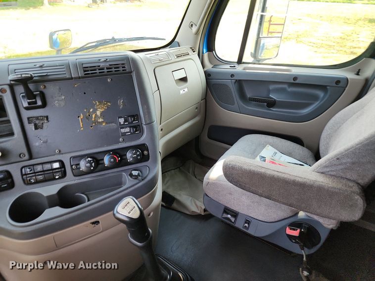 image for item LE9124 2013 Freightliner Cascadia  semi truck