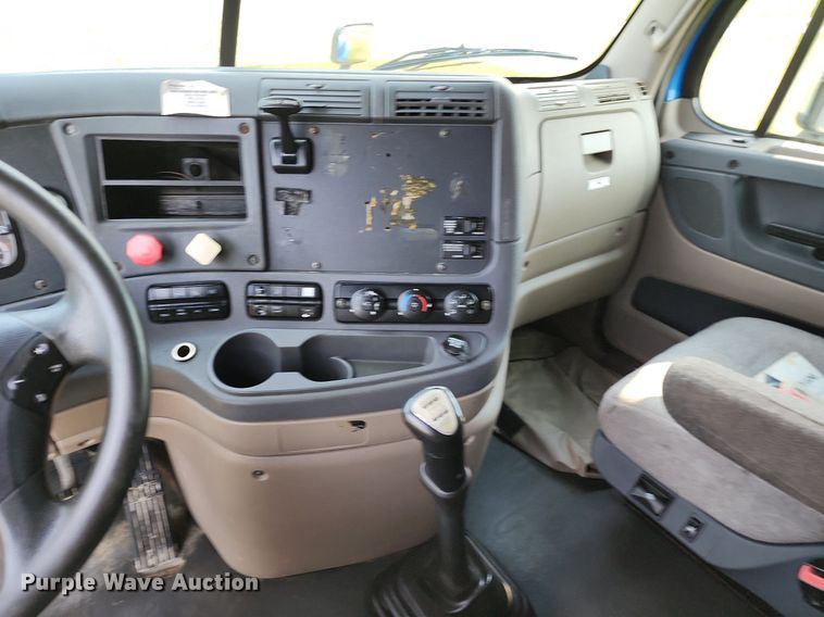 image for item LE9124 2013 Freightliner Cascadia  semi truck