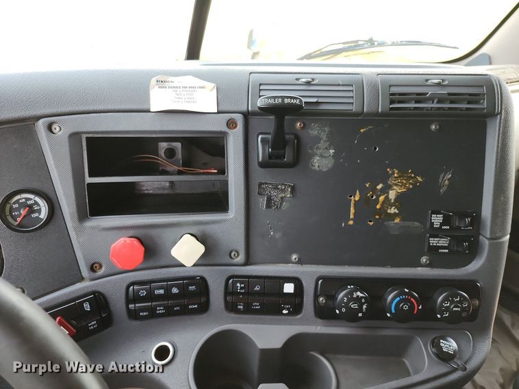 image for item LE9124 2013 Freightliner Cascadia  semi truck