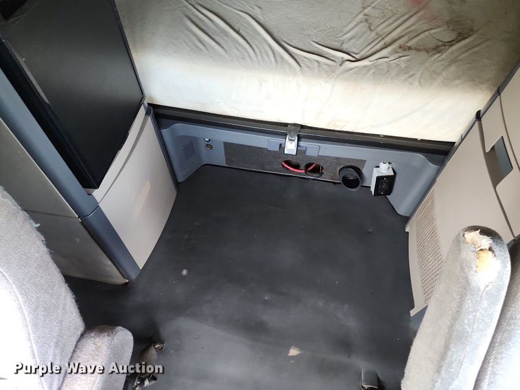 image for item LE9124 2013 Freightliner Cascadia  semi truck