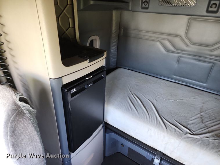 image for item LE9124 2013 Freightliner Cascadia  semi truck