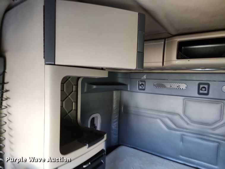 image for item LE9124 2013 Freightliner Cascadia  semi truck