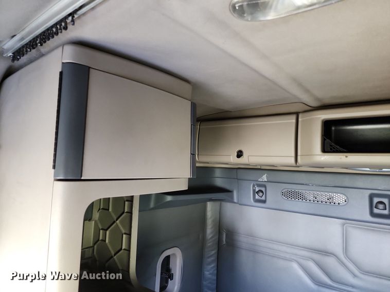 image for item LE9124 2013 Freightliner Cascadia  semi truck