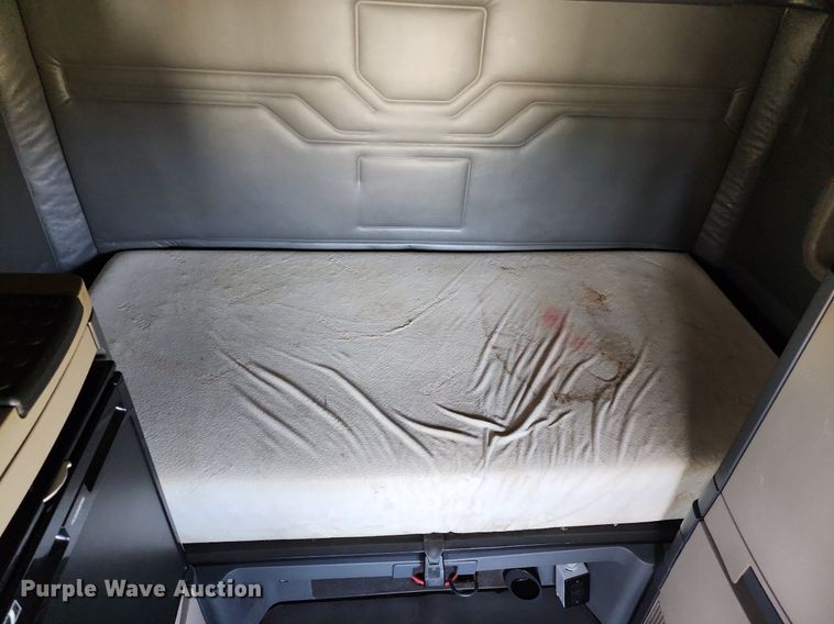 image for item LE9124 2013 Freightliner Cascadia  semi truck