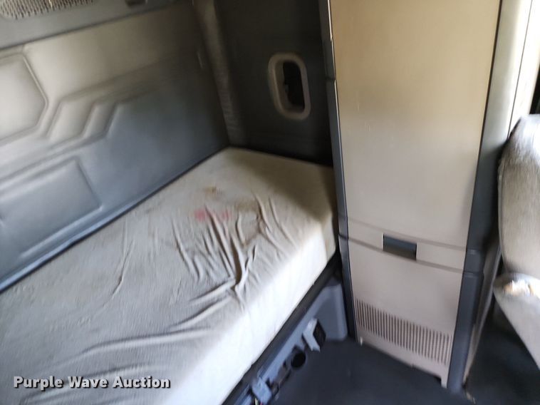 image for item LE9124 2013 Freightliner Cascadia  semi truck