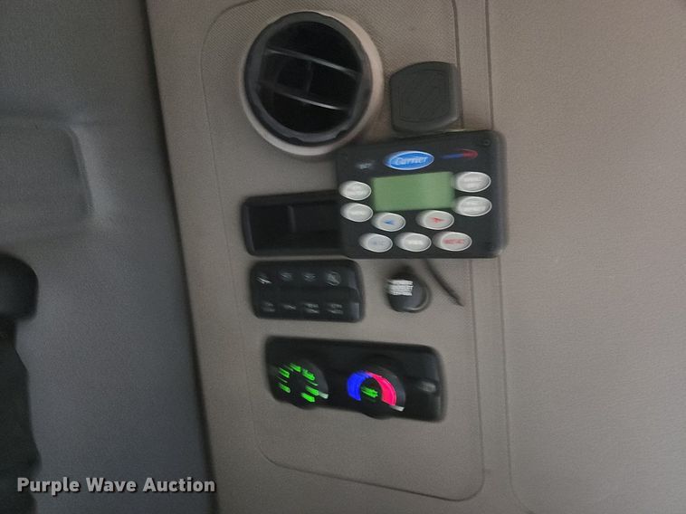 image for item LE9124 2013 Freightliner Cascadia  semi truck