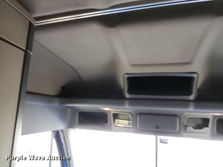 image for item LE9124 2013 Freightliner Cascadia  semi truck