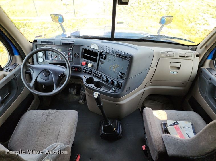 image for item LE9124 2013 Freightliner Cascadia  semi truck