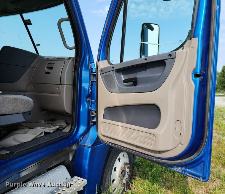 image for item LE9124 2013 Freightliner Cascadia  semi truck