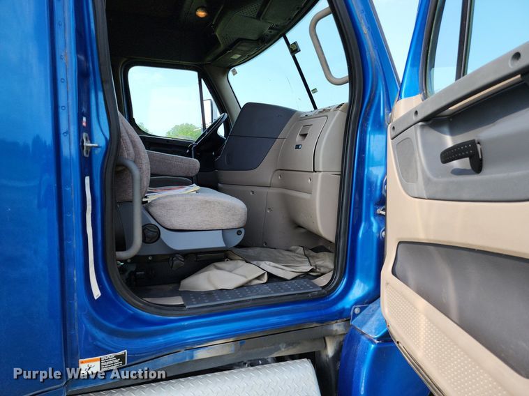 image for item LE9124 2013 Freightliner Cascadia  semi truck