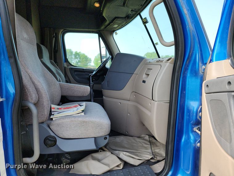 image for item LE9124 2013 Freightliner Cascadia  semi truck