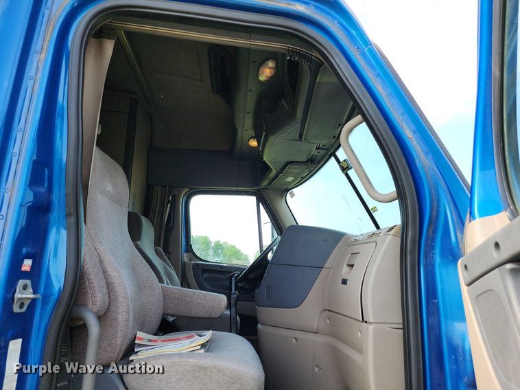 image for item LE9124 2013 Freightliner Cascadia  semi truck