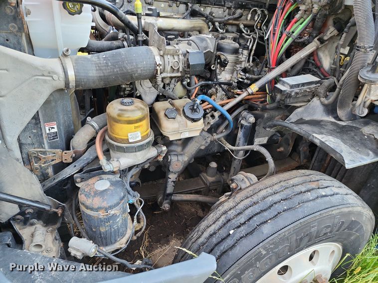 image for item LE9124 2013 Freightliner Cascadia  semi truck