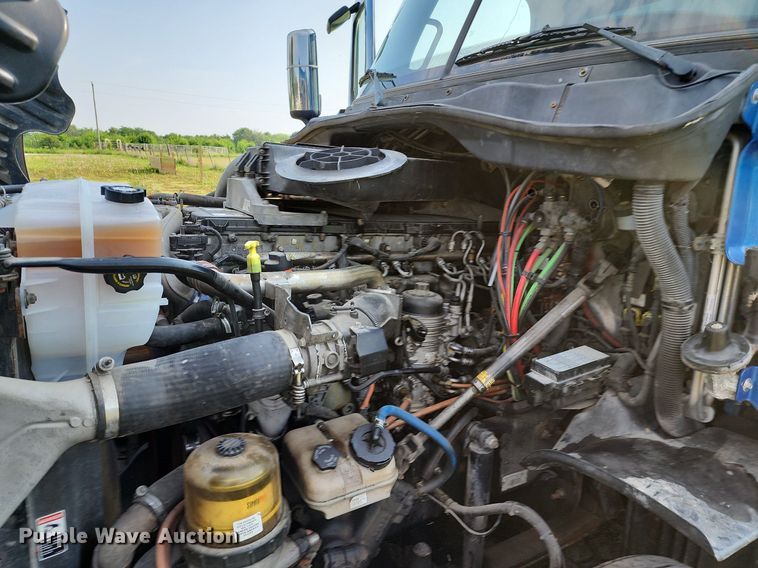 image for item LE9124 2013 Freightliner Cascadia  semi truck