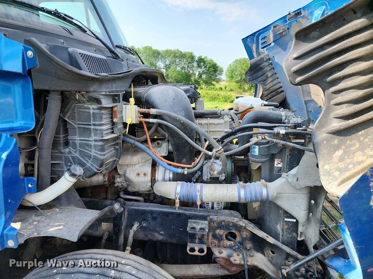 image for item LE9124 2013 Freightliner Cascadia  semi truck