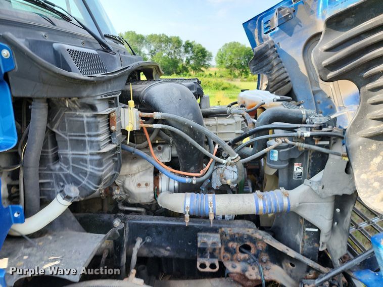 image for item LE9124 2013 Freightliner Cascadia  semi truck