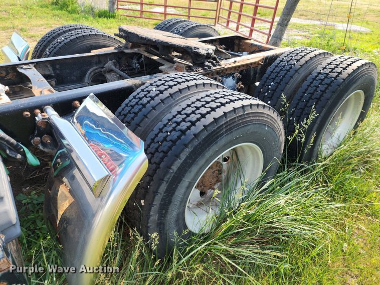 image for item LE9124 2013 Freightliner Cascadia  semi truck