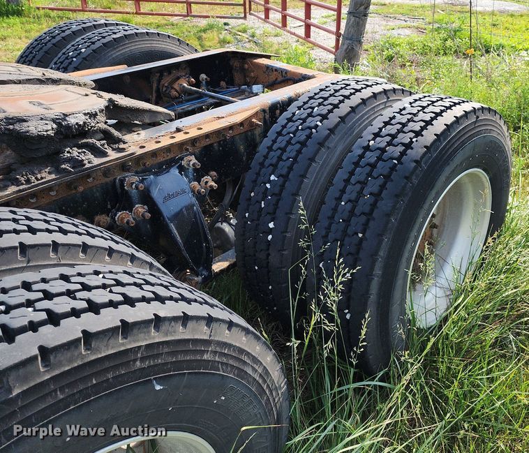 image for item LE9124 2013 Freightliner Cascadia  semi truck