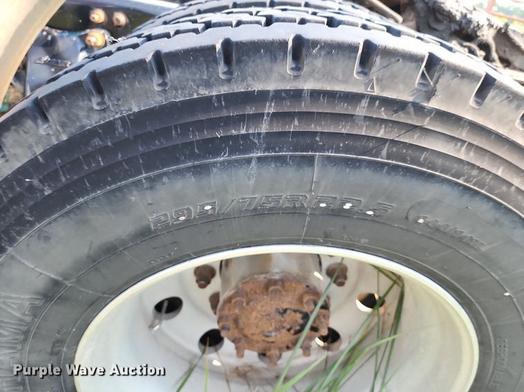 image for item LE9124 2013 Freightliner Cascadia  semi truck