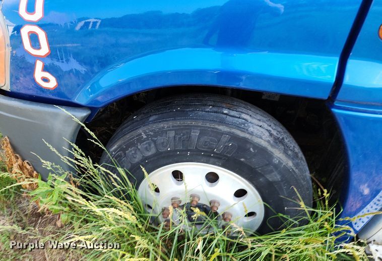 image for item LE9124 2013 Freightliner Cascadia  semi truck