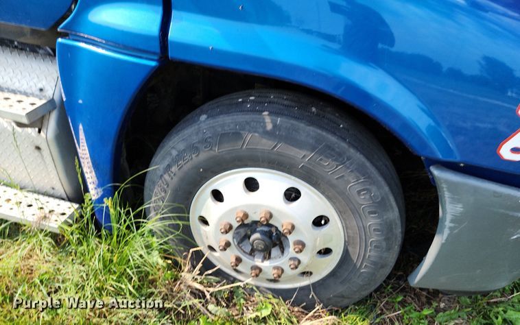 image for item LE9124 2013 Freightliner Cascadia  semi truck