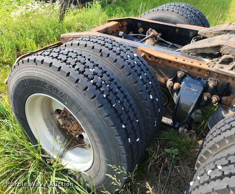 image for item LE9124 2013 Freightliner Cascadia  semi truck