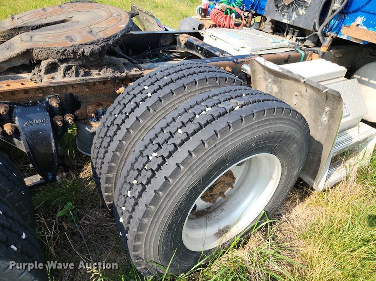 image for item LE9124 2013 Freightliner Cascadia  semi truck