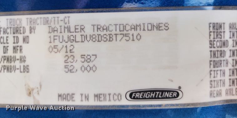 image for item LE9124 2013 Freightliner Cascadia  semi truck