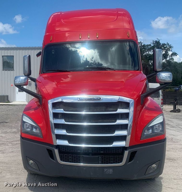 image for item LH9666 2018 Freightliner Cascadia 126  semi truck