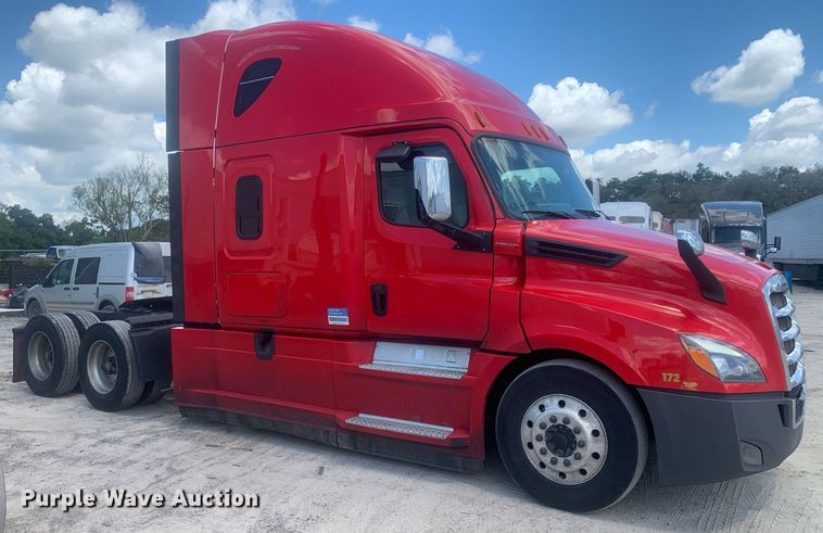 image for item LH9666 2018 Freightliner Cascadia 126  semi truck