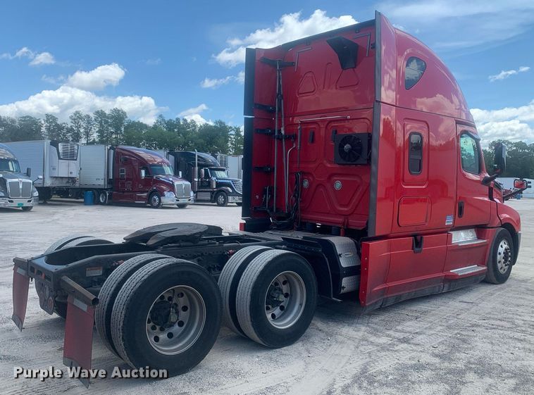 image for item LH9666 2018 Freightliner Cascadia 126  semi truck