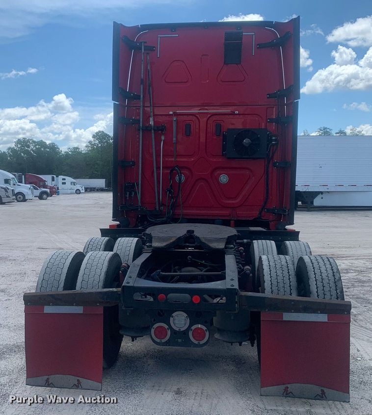 image for item LH9666 2018 Freightliner Cascadia 126  semi truck